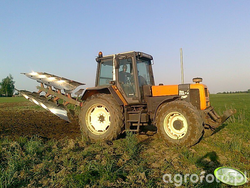 Fotografia Traktor Renault 133,54 Id:361367 - Galeria Rolnicza Agrofoto