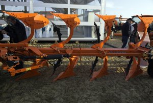 Kubota pług obracalny 4 skiby