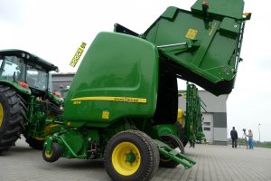 John Deere 854