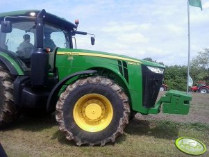 John Deere 8260R