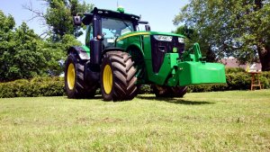 John Deere 8335R