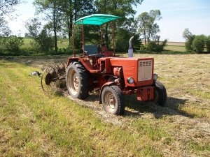 Władimirec T25 i przetrząsaczo zgrabiarka zawieszana