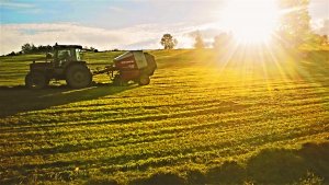 Massey Ferguson 3070 & Welger RP220 Farmer