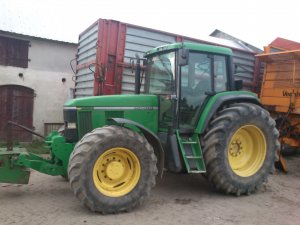 John Deere 6910