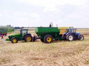 JD 8230 + NH + wóz przeładowczy