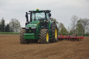 John Deere 8335R plus Vaderstad NZ