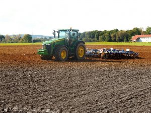 John Deere 8335 R + Köckerling Vario