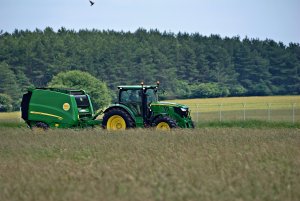 John Deere 6150R + prasa zmiennokomorowa 990