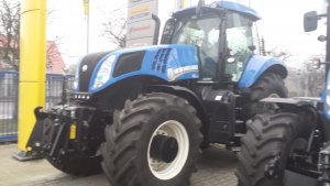 New Holland  T8