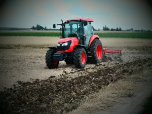 Kubota M7040 & Unia Kos