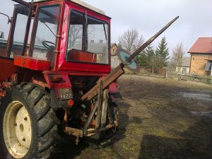 T-25 i ładowacz do bel