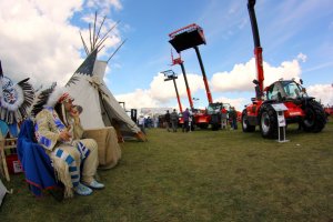 Wielki Wódz Manitou na stoisku Manitou & Mustang podczas Agroshow 2013