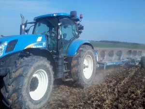 New Holland T7040 VS Overum 7 skib