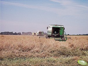 2x John Deere 2266 & New Holland tx66