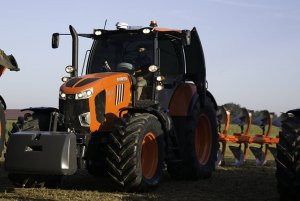 Kubota M7-171 Premium z pługiem 6 skibowym