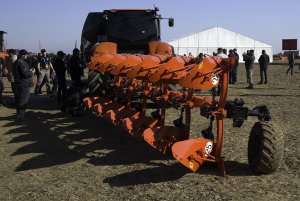 Kubota M7-171 i pług Kubota 6 skibowy