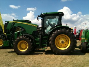 John Deere 8270