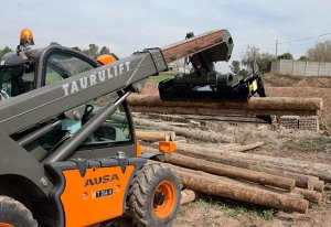 TAURULIFT Ładowaka teleskopowa Ausa z chwytakiem do pali