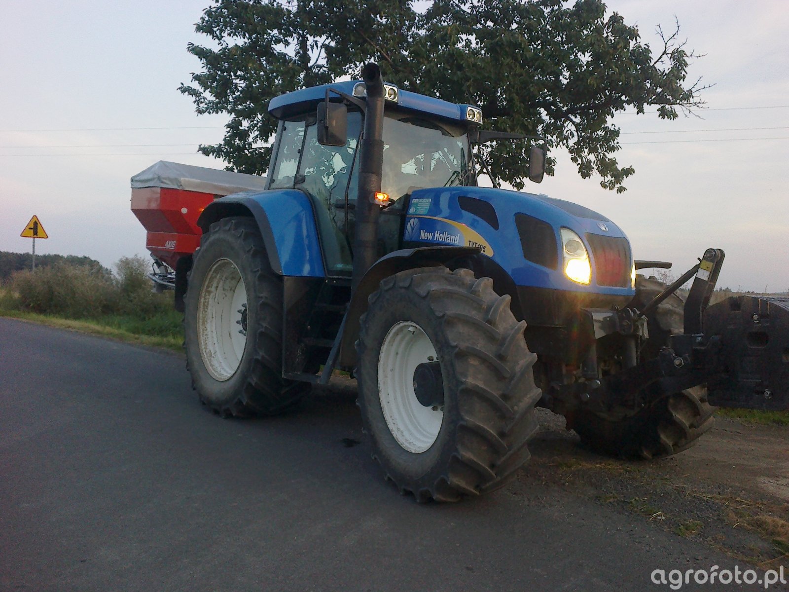 New Holland TVT195 & Rauch Axis 30.1