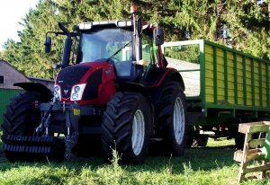 Valtra N113 hi-tech i przyczepa samoróbka