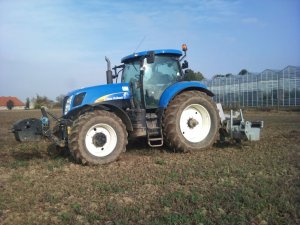 New Holland T7040