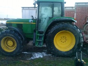 John Deere 6910