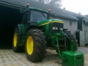 John Deere 6910