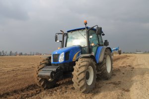 New Holland T5070 & Rabe Werk 4-skibowy