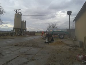 plac przed obora i druga brama wjazdowa