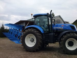 New Holland T7 220 AC  + Lemken