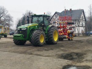 John Deere 8360 R + Väderstad Carrier 820