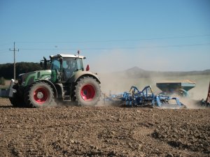 Fendt 927 Vario + Farmet Kompaktomat K600 + Sulky Solo Regul-Line