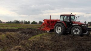 New Holland M135 + KUHN LOGISEME M3000