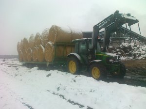 John Deere 5820 i przyczepa Pronar