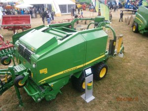 John Deere 744