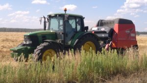 John Deere 6430 & prasa KUHN