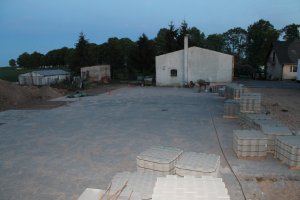 Skonczona posadzka z Polbruku pod Hale ale prace trwaja dalej zostalo ulozyc 800 metrow