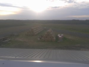 Widok z dachu budynku na plac ze słoma