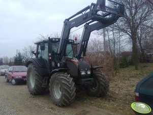 Valtra N82 z ładowaczem czołowym