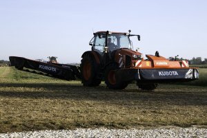 Kubota M135GX z zestawem kosiarek Kubota