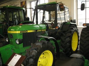 John Deere 2850