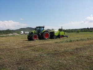 Claas Axion 830 & Claas Rollant 375 Uniwrap