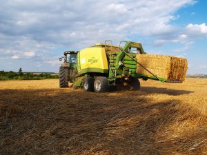 John Deere 7230R + Krone BigPack 1290