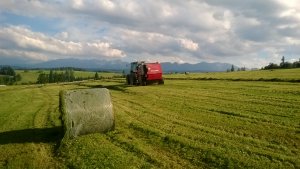 Massey Ferguson 3070 & Welger RP220 Farmer