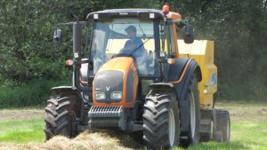 Valtra N92 & New Holland BR 6090 CC