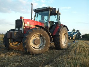 MF 3085 i Lemken Smaragd