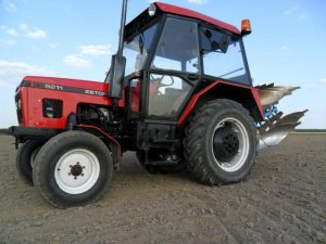 Zetor 5211 z pługiem