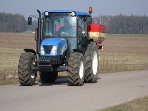 New Holland T4020 z rozsiewaczem