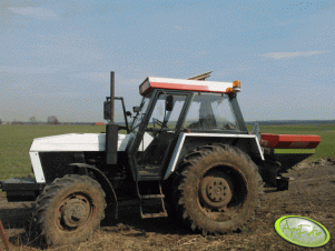 Zetor z rozsiewaczem 