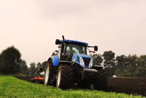 New Holland T7030